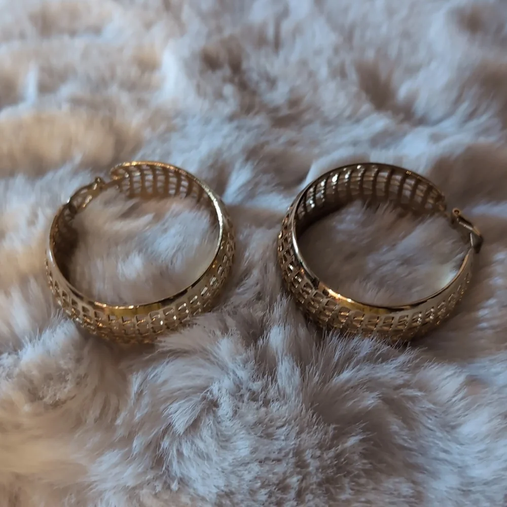Vintage Gold Toned Hoop Earrings - Picture 8 of 10